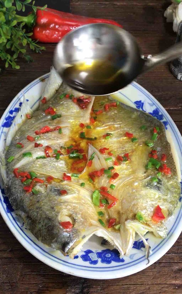 清蒸黄鱼的做法-咸鲜味蒸菜谱