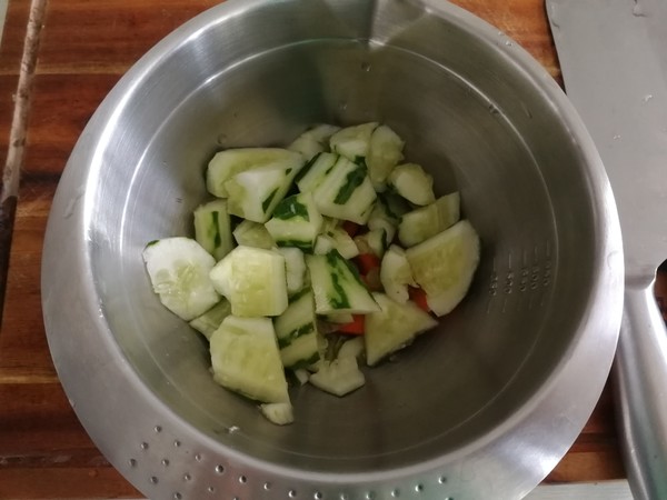 蒜泥拍黄瓜的做法-咸鲜味拌菜谱