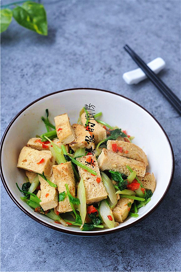 白菜苔炒冻豆腐的做法-家常味炒菜谱-易网健康养生网 白菜苔炒冻豆腐的做法-家常味炒菜谱
