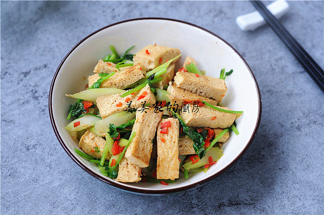 白菜苔炒冻豆腐的做法-家常味炒菜谱-易网健康养生网 白菜苔炒冻豆腐的做法-家常味炒菜谱