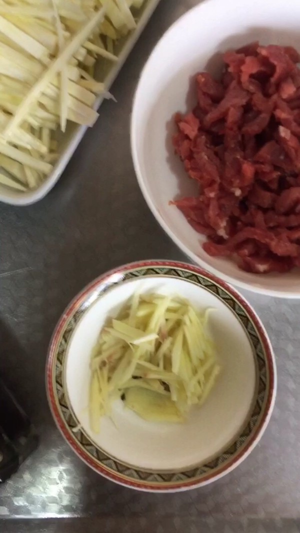 酸辣茭白薯粉的做法-酸辣味煮菜谱