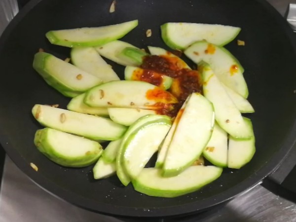 酱炒西葫芦的做法-香辣味炒菜谱