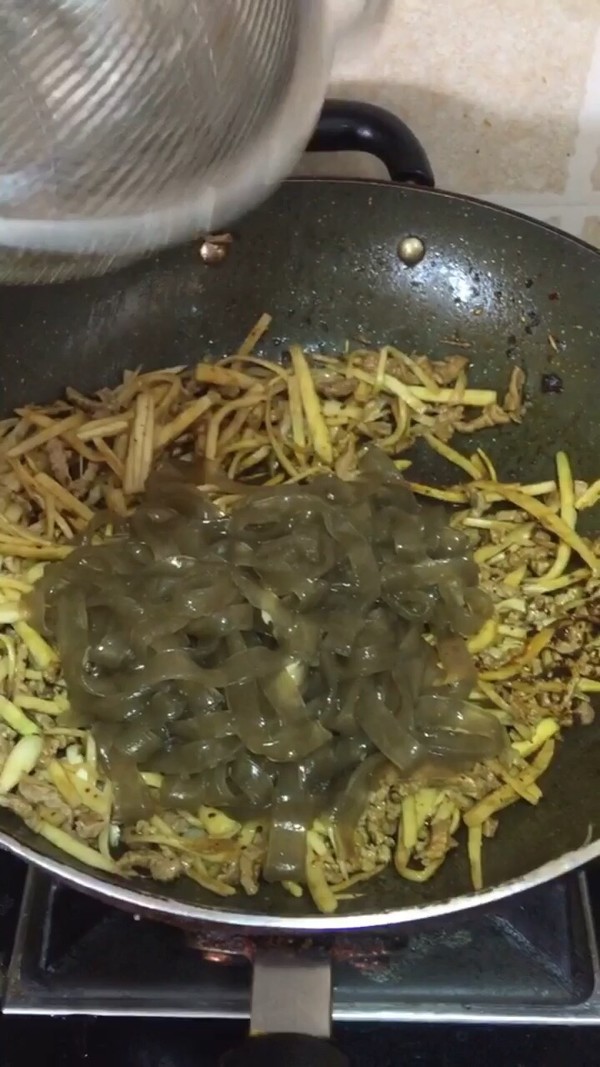 酸辣茭白薯粉的做法-酸辣味煮菜谱