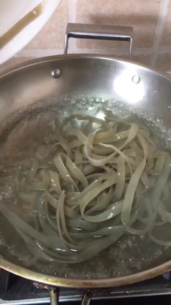 酸辣茭白薯粉的做法-酸辣味煮菜谱