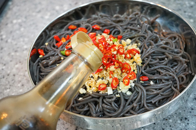 凉拌蕨根粉的做法-香辣味拌菜谱-易网健康养生网 凉拌蕨根粉的做法-香辣味拌菜谱