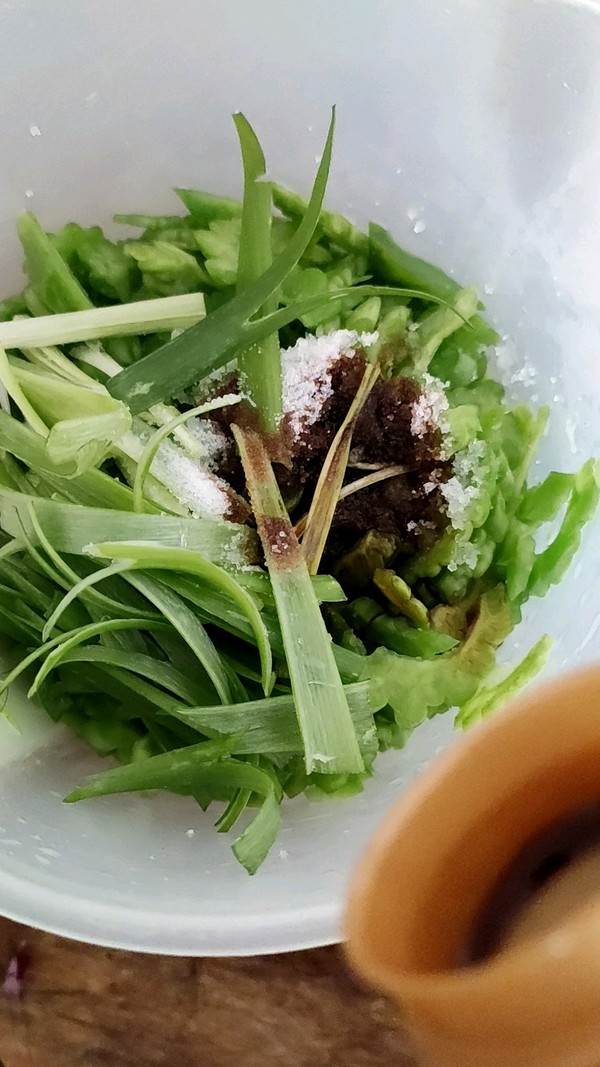 凉拌苦瓜的做法-酸甜味拌菜谱