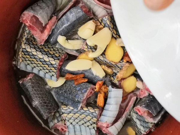 火腿肉炖乌梢蛇的做法-咸鲜味炖菜谱