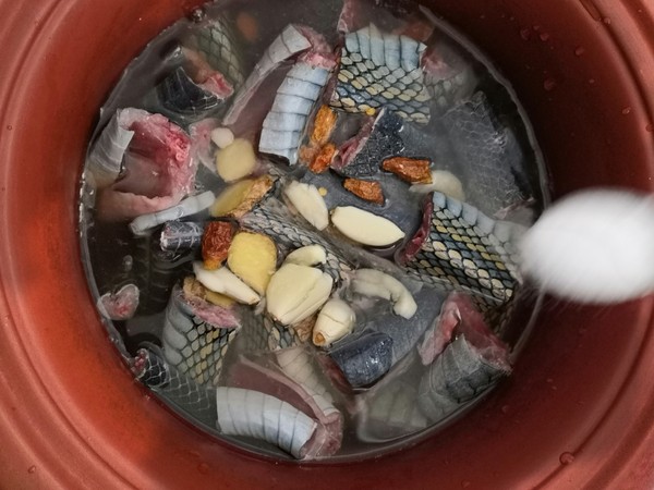 火腿肉炖乌梢蛇的做法-咸鲜味炖菜谱