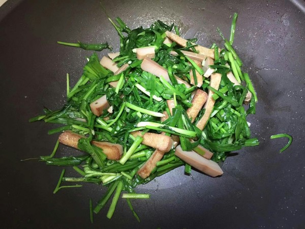 韭菜炒鸡蛋干的做法-家常味炒菜谱