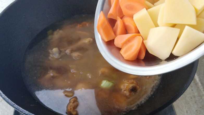 鸡腿炖土豆的做法-酱香味炖菜谱