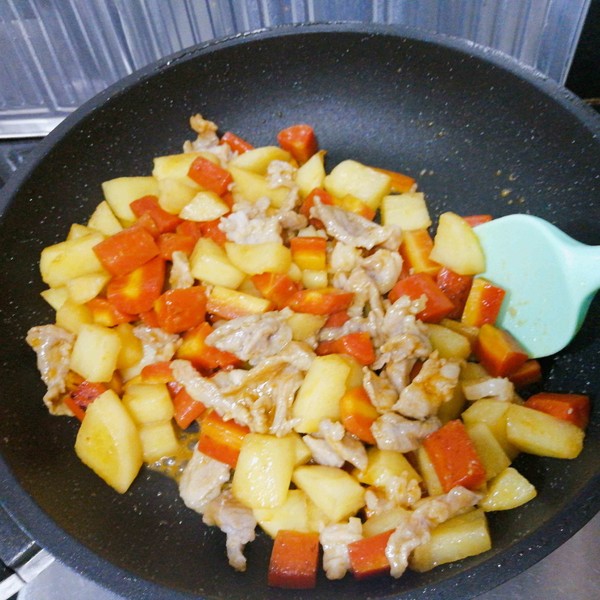 水果胡萝卜土豆炒肉的做法-家常味炒菜谱