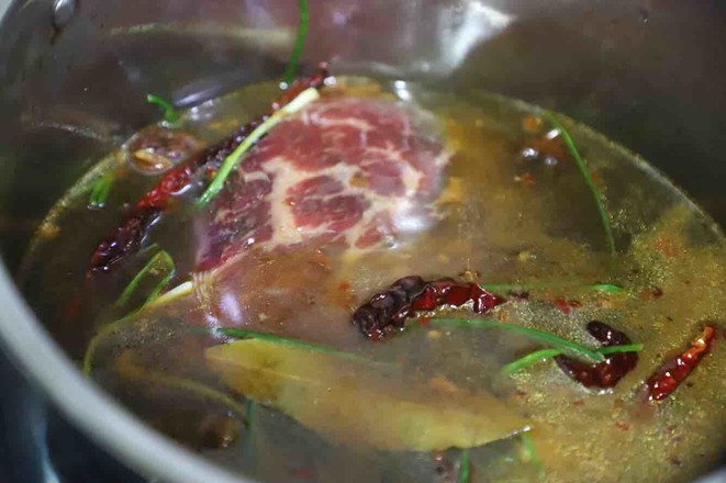家庭秘?方：香辣卤牛肉，口口生香，越嚼越香的做法-五香味炖菜谱