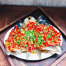 拿的出手的宴客菜，剁椒鱼头，超下饭零失败的做法-咸鲜味蒸菜谱