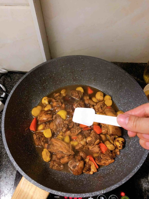 板栗烧鸡的做法-酱香味烧菜谱