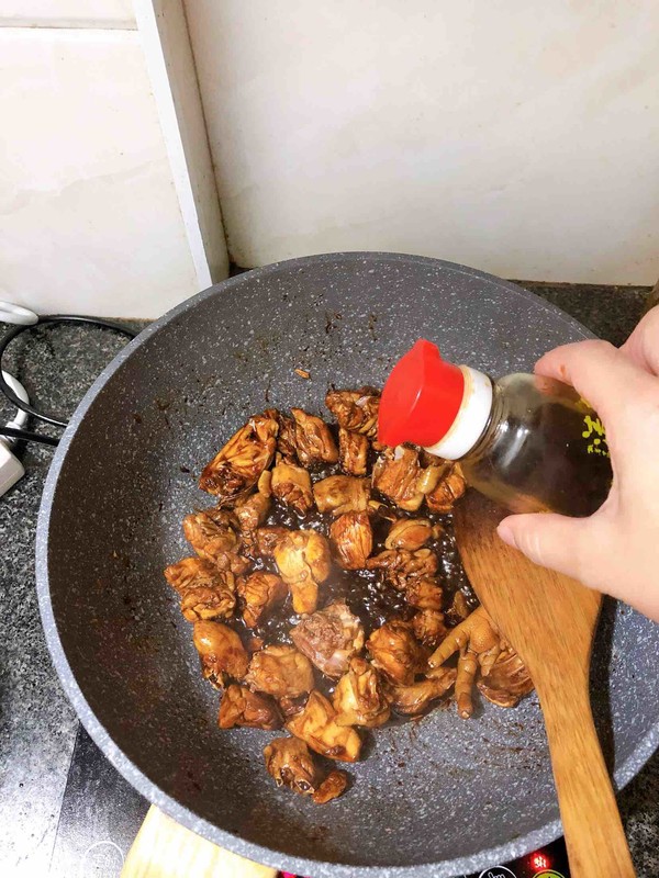 板栗烧鸡的做法-酱香味烧菜谱