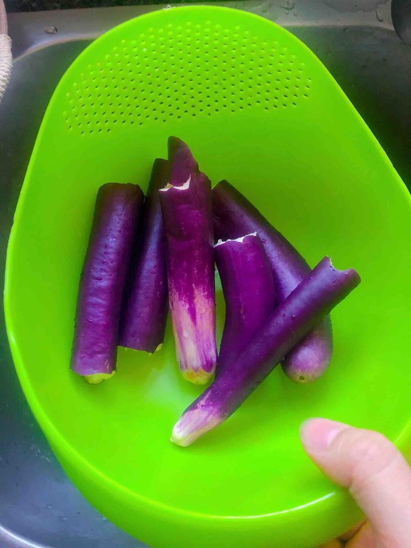 手撕茄子的做法-酱香味拌菜谱