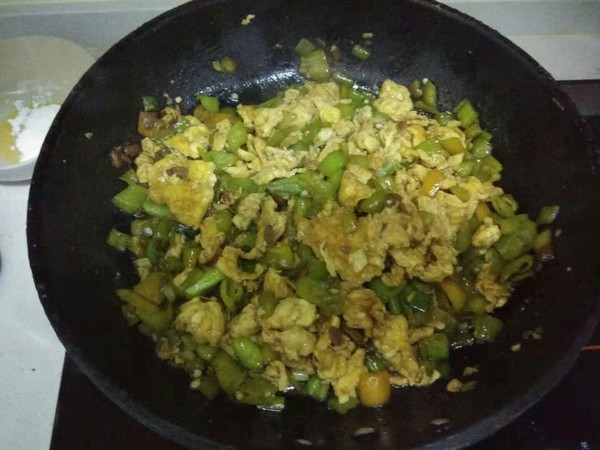 黄豆酱炒鸡蛋尖椒的做法-香辣味炒菜谱