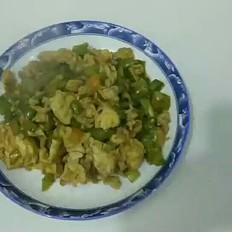 黄豆酱炒鸡蛋尖椒的做法-香辣味炒菜谱