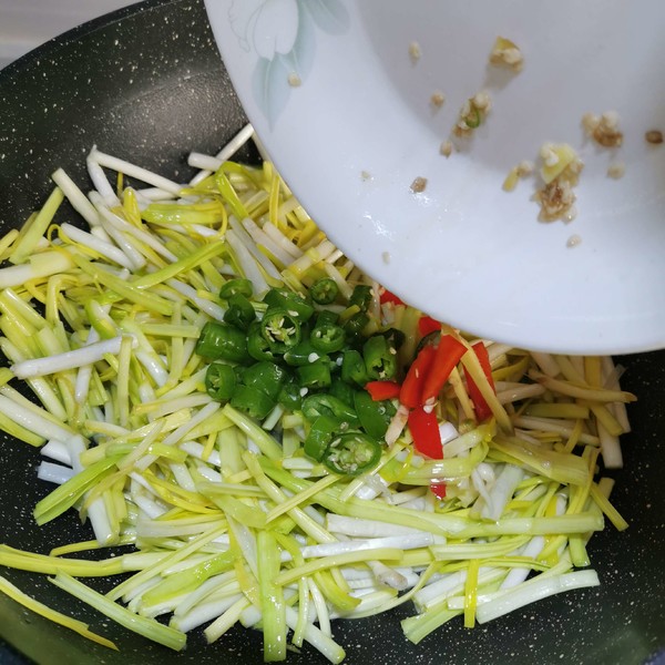 素炒韭黄的做法-家常味炒菜谱