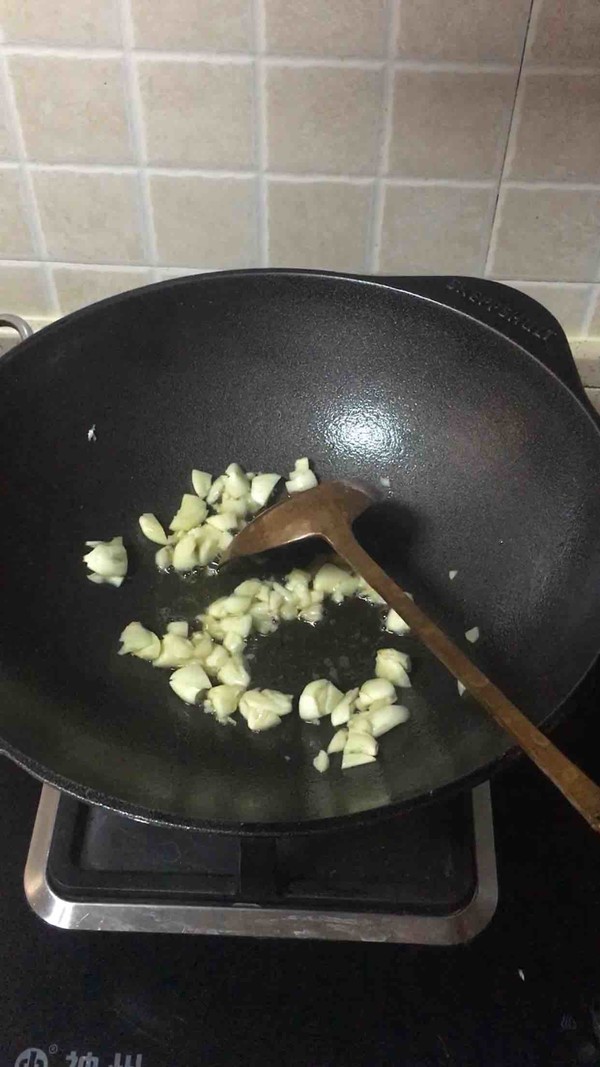 干煸腰果鸡翅块的做法-麻辣味炸菜谱