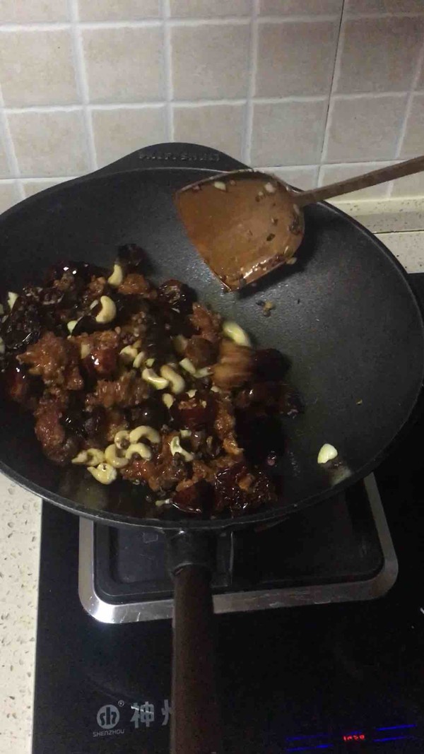 干煸腰果鸡翅块的做法-麻辣味炸菜谱