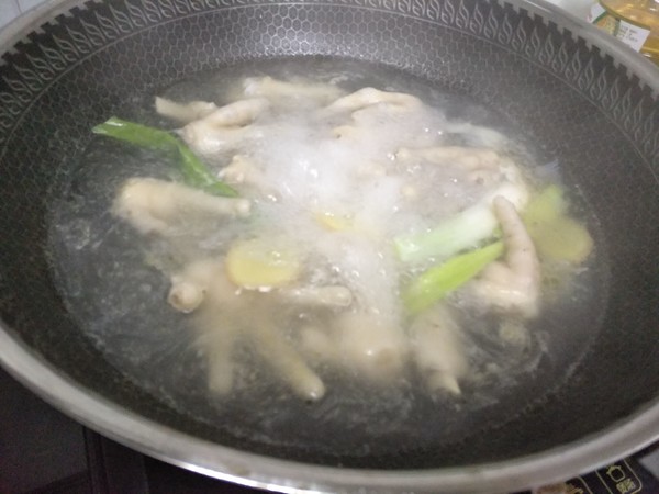 酱香焖鸡爪的做法-酱香味焖菜谱