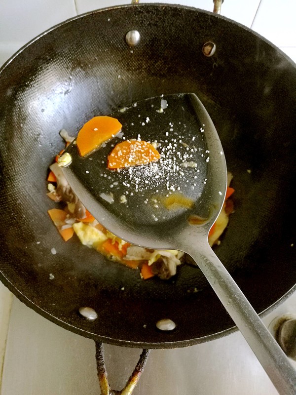 胡萝卜炒鸡蛋蘑菇的做法-咸鲜味炒菜谱