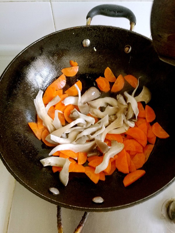 胡萝卜炒鸡蛋蘑菇的做法-咸鲜味炒菜谱