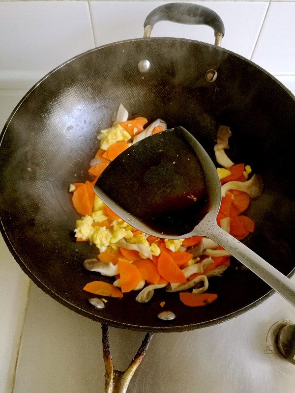 胡萝卜炒鸡蛋蘑菇的做法-咸鲜味炒菜谱
