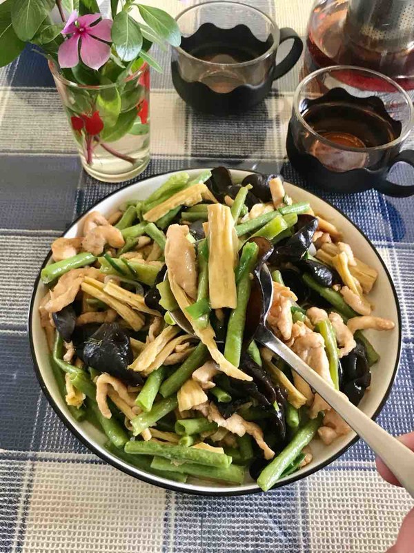 腐竹木耳炒鸡肉的做法-咸鲜味炒菜谱-易网健康养生网 腐竹木耳炒鸡肉的做法-咸鲜味炒菜谱