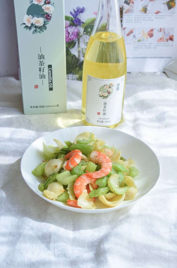 西芹百合炒虾仁的做法-家常味炒菜谱-易网健康养生网 西芹百合炒虾仁的做法-家常味炒菜谱