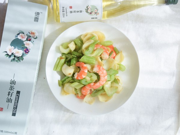 西芹百合炒虾仁的做法-家常味炒菜谱-易网健康养生网 西芹百合炒虾仁的做法-家常味炒菜谱