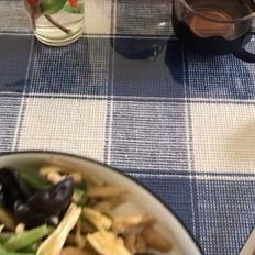 腐竹木耳炒鸡肉的做法-咸鲜味炒菜谱