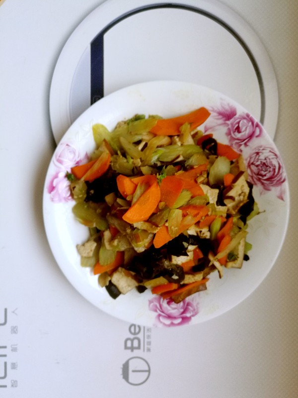 胡萝卜炒黑木耳的做法-家常味炒菜谱