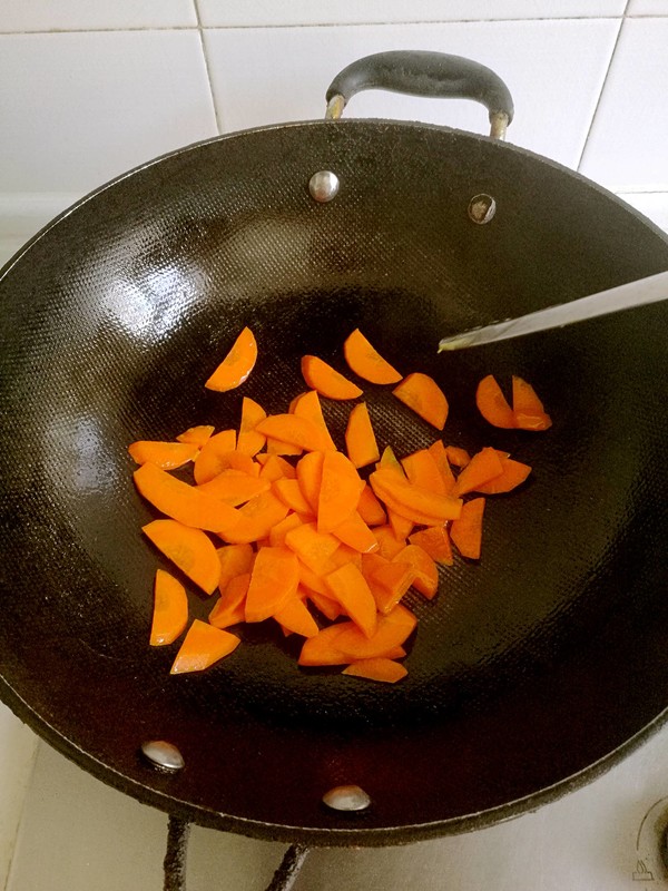 胡萝卜炒黑木耳的做法-家常味炒菜谱