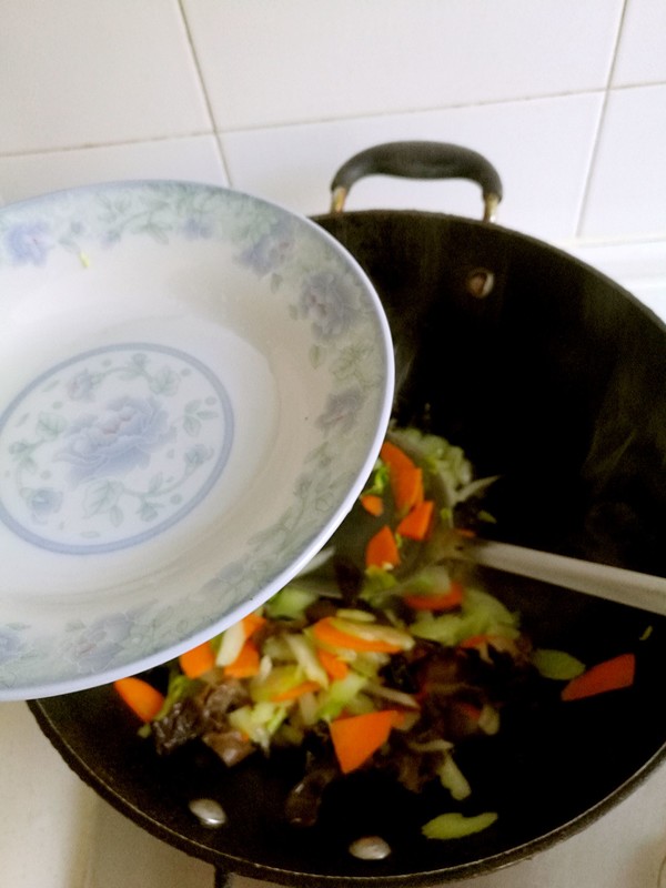 胡萝卜炒黑木耳的做法-家常味炒菜谱