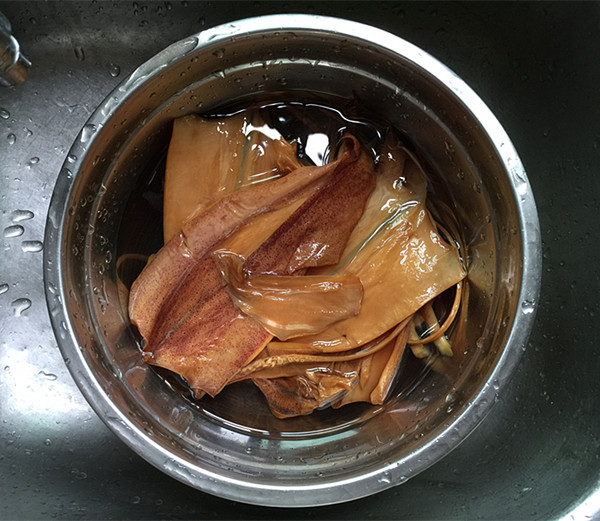 五花肉烧鱿鱼的做法-咸鲜味烧菜谱