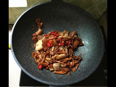 五花肉烧鱿鱼的做法-咸鲜味烧菜谱