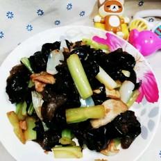 西芹木耳炒百合的做法-家常味炒菜谱