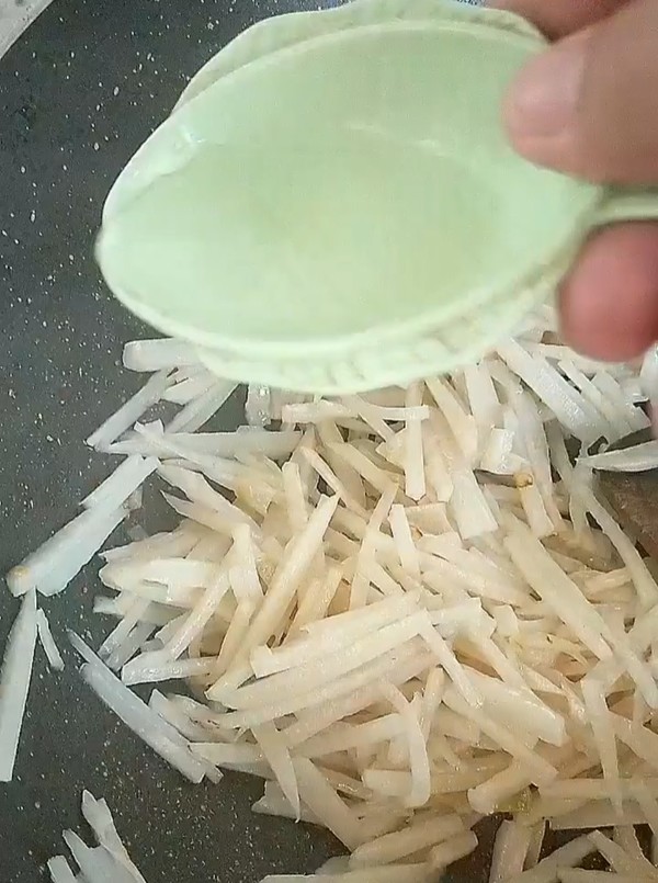 炝炒藕丝的做法-家常味炒菜谱