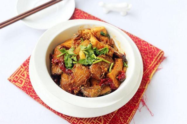 带鱼炖豆腐的做法-家常味炖菜谱