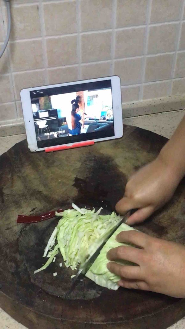 素炒莲花白的做法-酸辣味炒菜谱