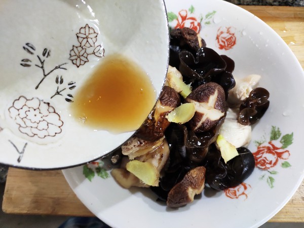 香菇木耳蒸鸡的做法-咸鲜味蒸菜谱