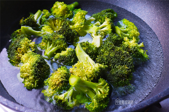 西蓝花炒木耳的做法-家常味炒菜谱-易网健康养生网 西蓝花炒木耳的做法-家常味炒菜谱