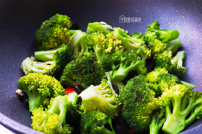 西蓝花炒木耳的做法-家常味炒菜谱-易网健康养生网 西蓝花炒木耳的做法-家常味炒菜谱