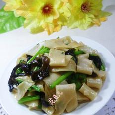 黑木耳香芹炒饺子皮的做法-家常味炒菜谱