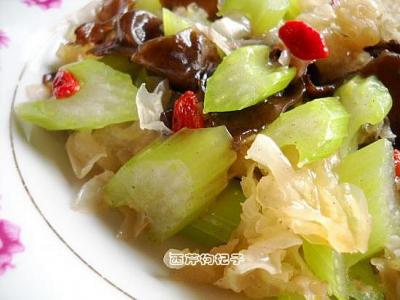 银耳西芹枸杞子的做法-家常味炒菜谱