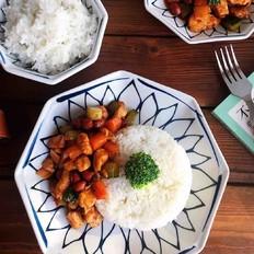 秒杀饭店的宫保鸡丁盖浇饭的做法-咸鲜味炒菜谱