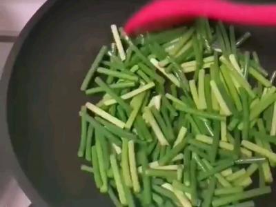 鸡蛋炒苔蒜的做法-家常味炒菜谱