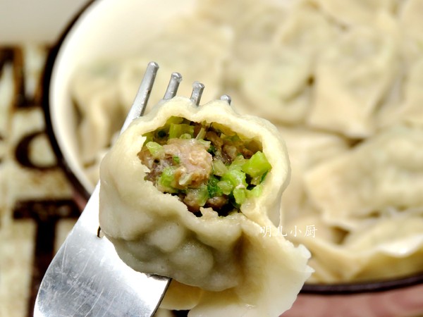 羊肉芹菜饺子的做法-家常味煮菜谱